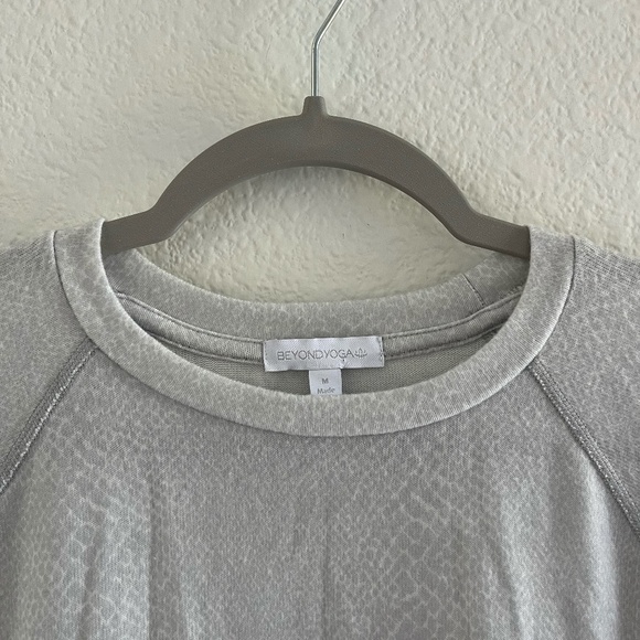 NWT BEYOND YOGA | Brushed Knit Printed Favorite Raglan in Gray Leopard | Size M - Picture 5 of 10